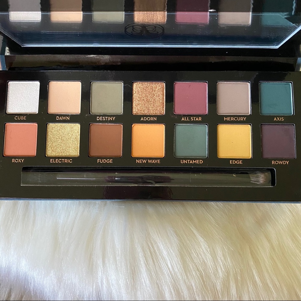 🎉HP🎉 ABH Subculture eyeshadow palette